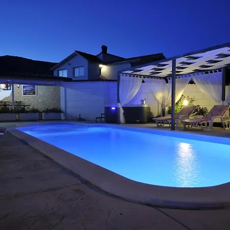 Luxury With A Swimming Pool Plano, - 18490 Τρογκίρ