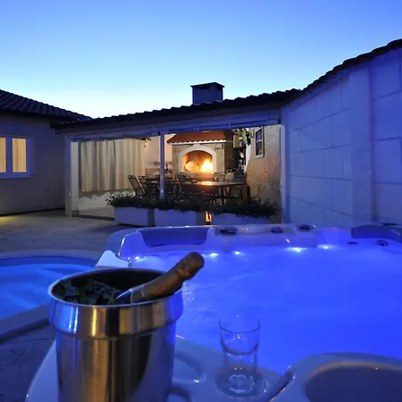 Βίλα Luxury With A Swimming Pool Plano, - 18490 Τρογκίρ